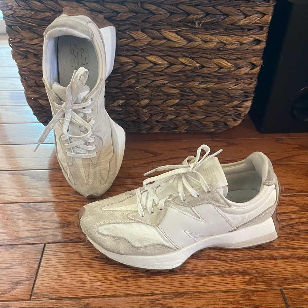 Women's new balance 327 White and cream Sneakers size 8